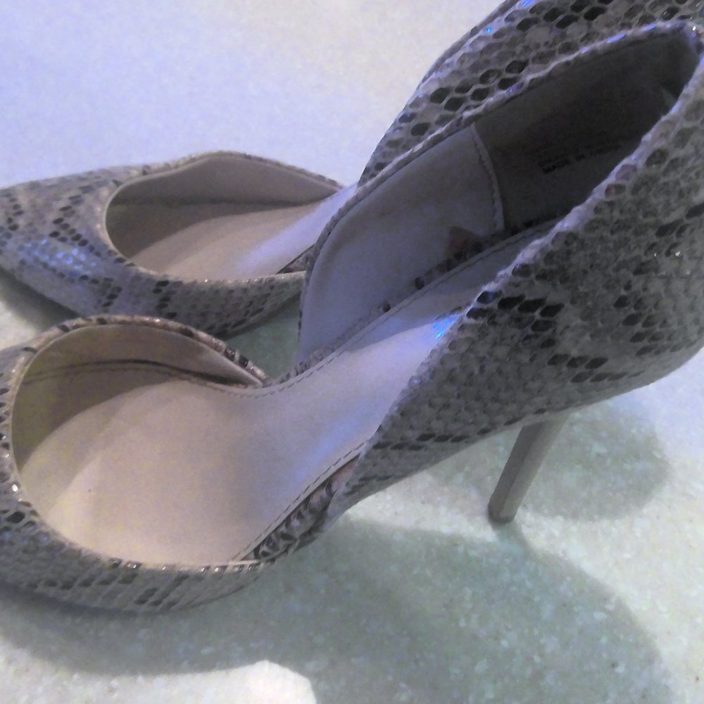 CHARLOTTE RUSSE FAUX SNAKESKIN PUMP WITH SIDE OUT -3.5 INCH HEEL-SIZE 7